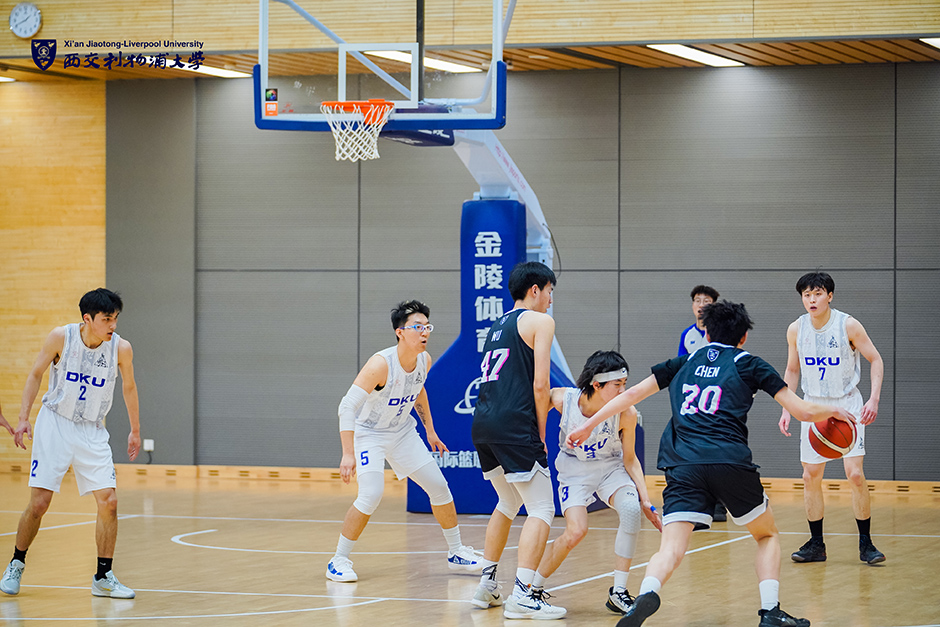 球星连续抢下关键篮板